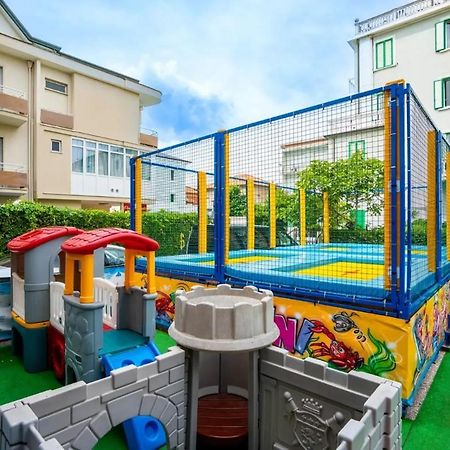 Hotel Gambrinus - Valentini Family Village Белларія-Іджеа-Марина Екстер'єр фото
